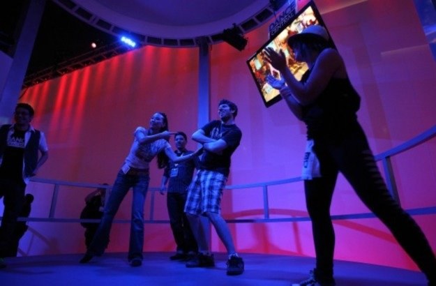 Tak gra się w Kinect - pracuje całe ciało (taniec w grze "Dance Central") /AFP