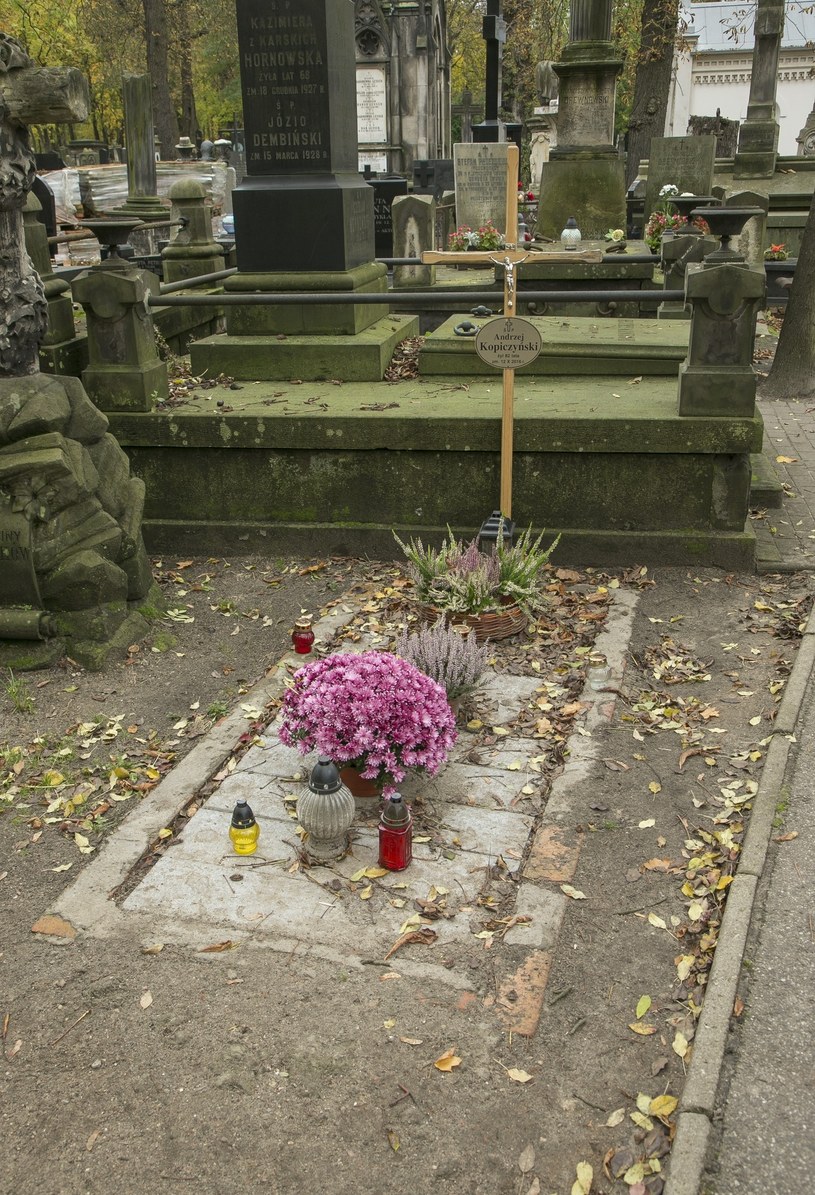 Tak grób Andrzeja Kopiczyńskiego wyglądał na początku października. W połowie miesiąca uczniowie jednej ze szkół posprzątali grób, zasypali płyty grysikiem, boki obłożyli kamieniami. Ustawiono także znicze i kwiaty (zdjęcie powyżej) /Paweł Dąbrowski /East News