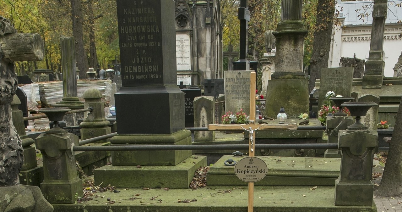 Tak grób Andrzeja Kopiczyńskiego wyglądał na początku października. W połowie miesiąca uczniowie jednej ze szkół posprzątali grób, zasypali płyty grysikiem, boki obłożyli kamieniami. Ustawiono także znicze i kwiaty (zdjęcie powyżej) /Paweł Dąbrowski /East News