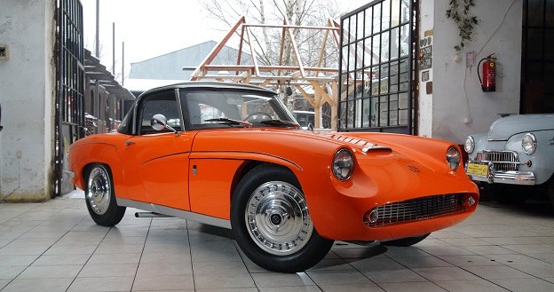 Tak jak oryginał, replika jest wykonana z tworzyw sztucznych. Podwozie pochodzi z samochodu Triumph Spitfire z 1980 r. /Motor