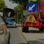 Tak kosił trawę ciągnikiem, że poważnie uszkodził nowe auto
