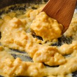 Tak kremowej i puszystej jajecznicy nigdy nie jadłam. Zdziwisz się, co trzeba do niej dodać