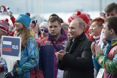 Tak lansuje się Putin... w olimpijskiej wiosce