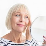 Tak maluj oczy po 50-tce. Optycznie je powiększysz i odmłodzisz spojrzenie