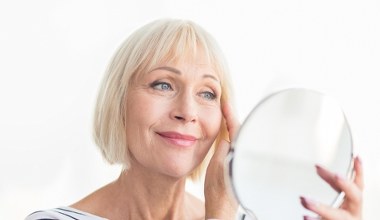 Tak maluj oczy po 50-tce. Optycznie je powiększysz i odmłodzisz spojrzenie