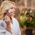 Tak malują się Francuzki po 50-tce. Dzięki temu wyglądają świeżo i młodo 