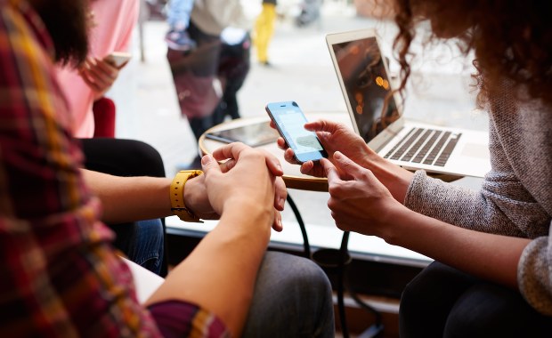 Tak media społecznościowe promują fake newsy