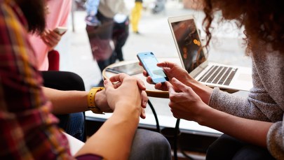 Tak media społecznościowe promują fake newsy