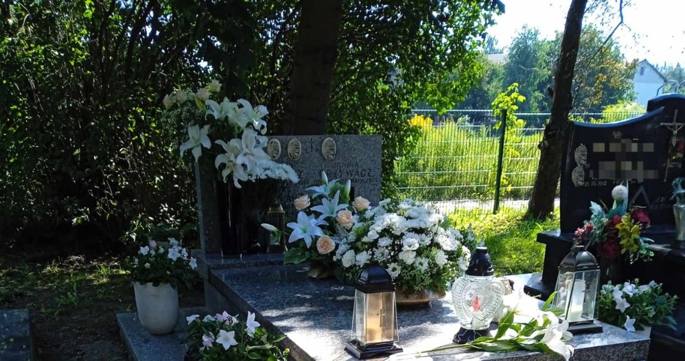 Tak miesiąc po tragedii wygląda grób syna Sylwii Peretti. Widok mogiły chwyta za serce /pomponik exclusive /pomponik exclusive
