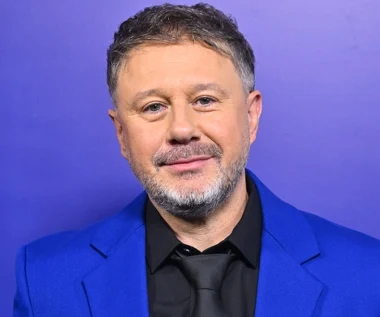 Tak mieszka Andrzej Piaseczny razem z partnerem i mamą. Różowa willa w malowniczej wsi u stóp gór