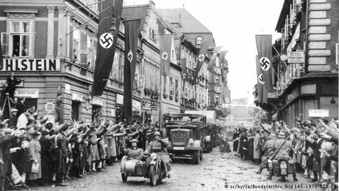 Tak mieszkańcy Saaz witali niemiecką armię 7 lat wcześniej. W 1938 r. Niemcy dokonały przyłączenia Kraju Sudeckiego do Rzeszy /Deutsche Welle