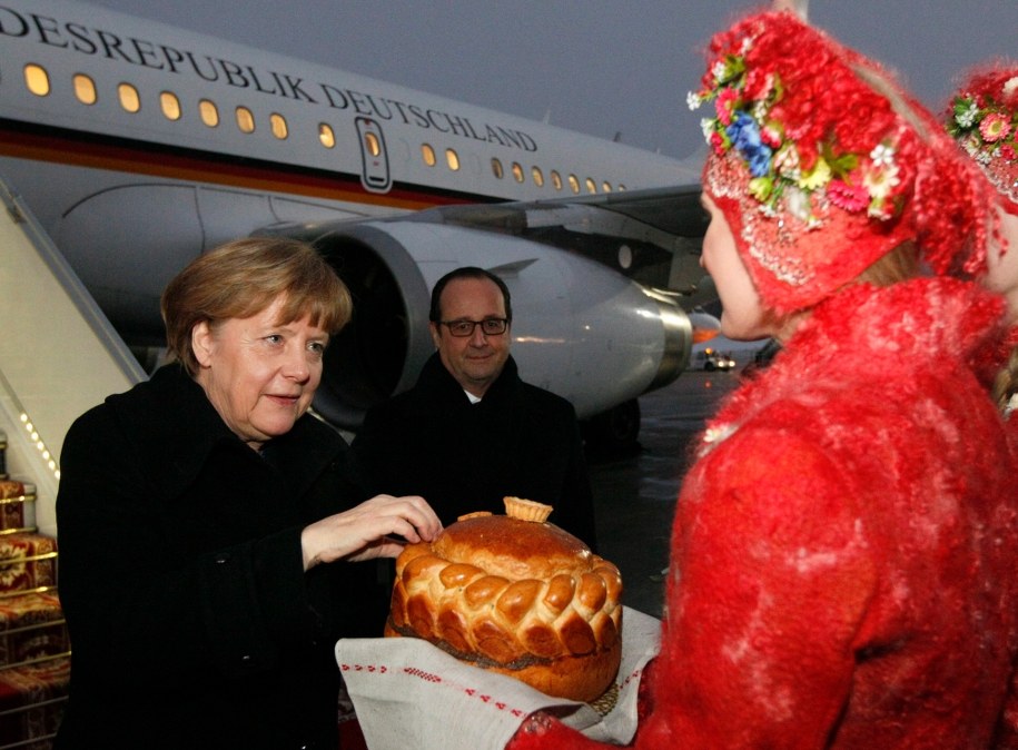 Tak Mińsk witał niemiecką kanclerz /VALENTYN OGIRENKO  /PAP/EPA