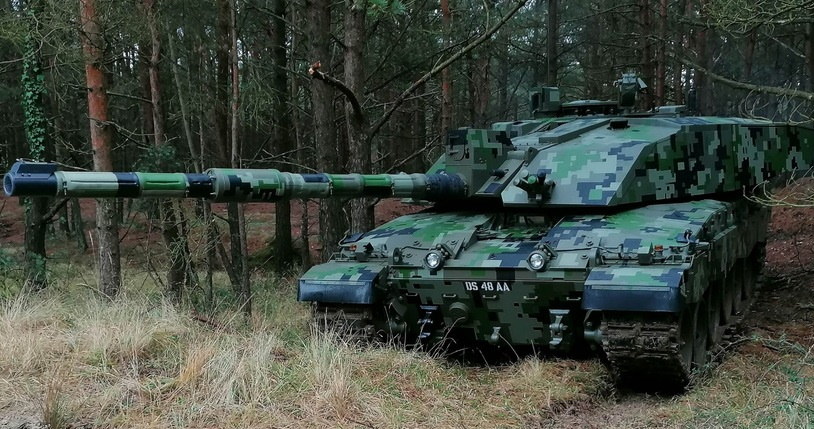 Tak może wyglądać przyszłość kamuflażu w brytyjskich czołgach. Na zdjęciu czołg Challenger 2. Fot. Brytyjska Armia /materiały prasowe