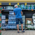 Tak nabijają Polaków w butelkę. "Sama woda to znikoma część ceny"