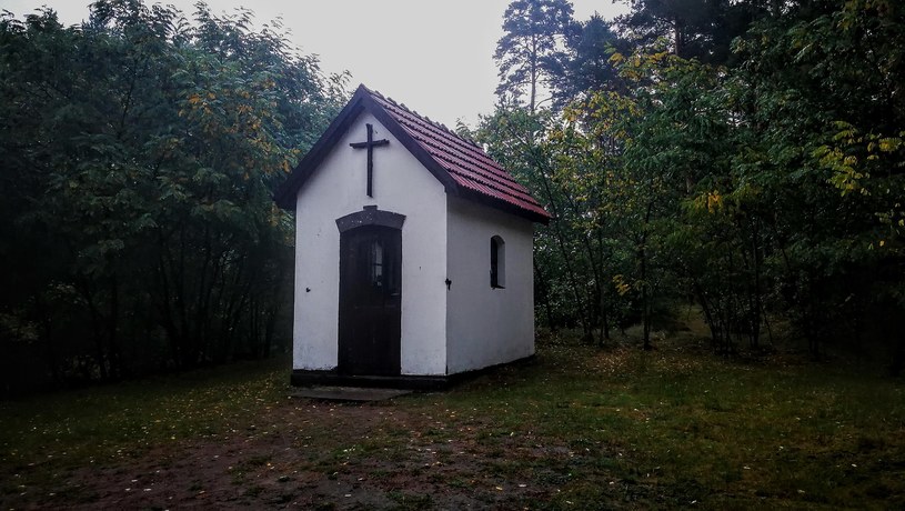 Tak naprawdę jedynym regularnie odwiedzanym miejscem w Bromierzyku jest kapliczka św. Teresy, którą postawiono na miejsce zniszczonego przez Sowietów przedwojennego kościółka. Co roku 17 września odbywają się tam msze za pokój i dusze zamordowanych w czasie wojny