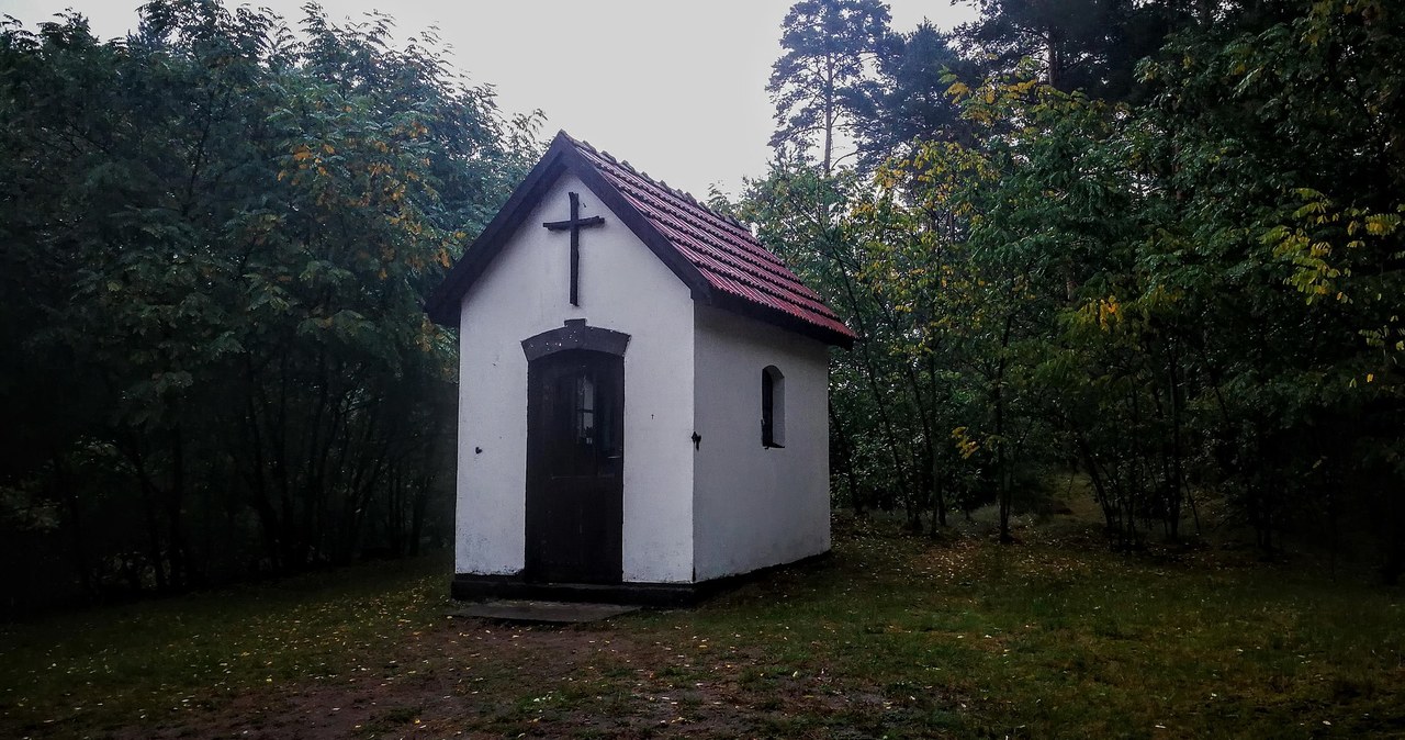 Tak naprawdę jedynym regularnie odwiedzanym miejscem w Bromierzyku jest kapliczka św. Teresy, którą postawiono na miejsce zniszczonego przez Sowietów przedwojennego kościółka. Co roku 17 września odbywają się tam msze za pokój i dusze zamordowanych w czasie wojny