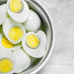 Tak nigdy nie gotuj jajek. Co oznacza sina obwódka wokół żółtka?