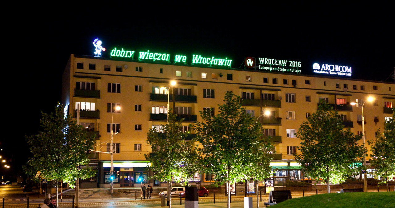 Tak obecnie prezentuje się neon "Dobry wieczór we Wrocławiu" naprzeciwko Dworca PKP /Karol Serewis/East News /East News