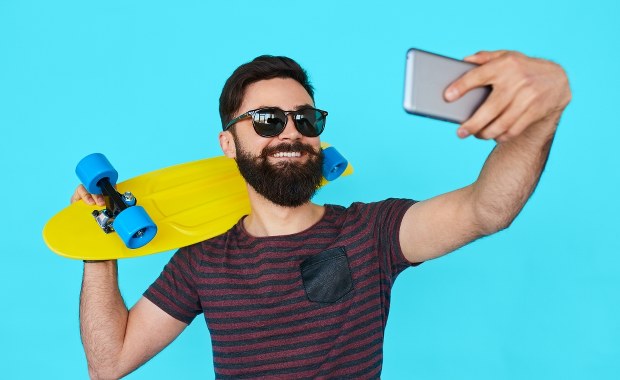 Tak, obsesyjne publikowanie selfies nasila objawy narcyzmu...