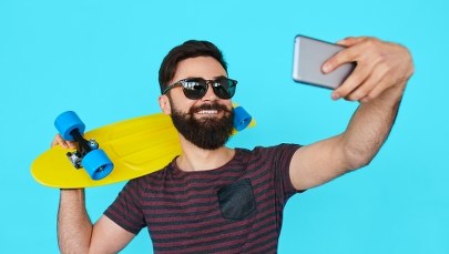 Tak, obsesyjne publikowanie selfies nasila objawy narcyzmu...