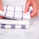 Tak odświeżysz kuchenne ścierki za grosze. Wystarczą dwa składniki z kuchni
