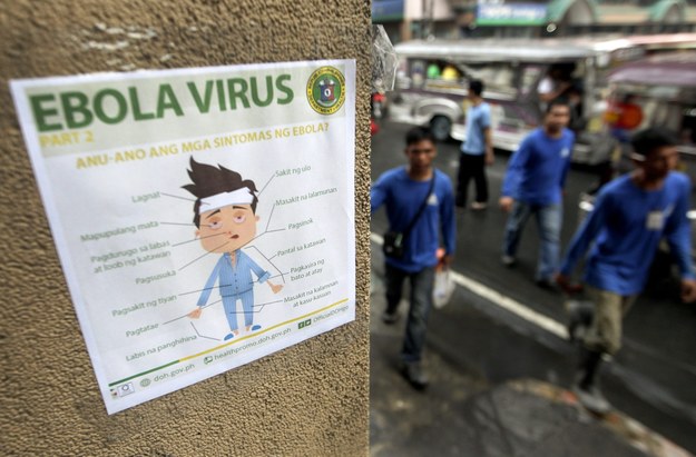 Tak ostrzegaja przed wirusem Ebola na Filipinach /RITCHIE B. TONGO /PAP/EPA