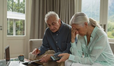 ​Tak oszukują seniorów "na ZUS". Nie daj się nabrać, bo stracisz pieniądze