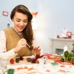 Tak ozdobisz dom na święta za grosze. Te dekoracje DIY królują w sieci