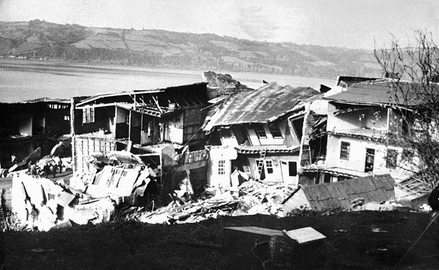 Tak po trzęsieniu ziemi z 22 maja 1960 r. wyglądało chilijskie miasto Castro /AFP