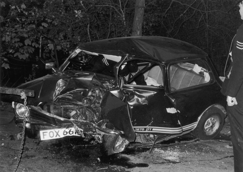 Tak po wypadku wyglądał Mini 1275 GT, w którym zginął Mark Bolan /Maurice Hibberd / Stringer /Getty Images