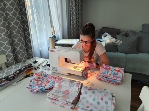 Tak powstają maseczki dla pracowników szpitala /Zbiórka dla Szpitala Dziecięcego w Krakowie Prokocimiu /