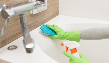 Tak pozbędziesz się zacieków i osadu z wanny. Będzie lśnić, jak nowa