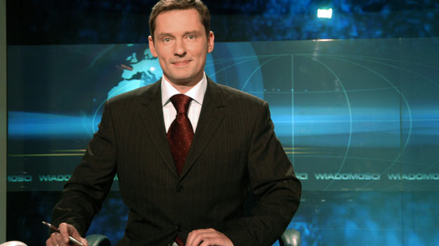 Tak prezentował się Krzysztof Ziemiec za biurkiem "Wiadomości" w 2004 roku /AKPA
