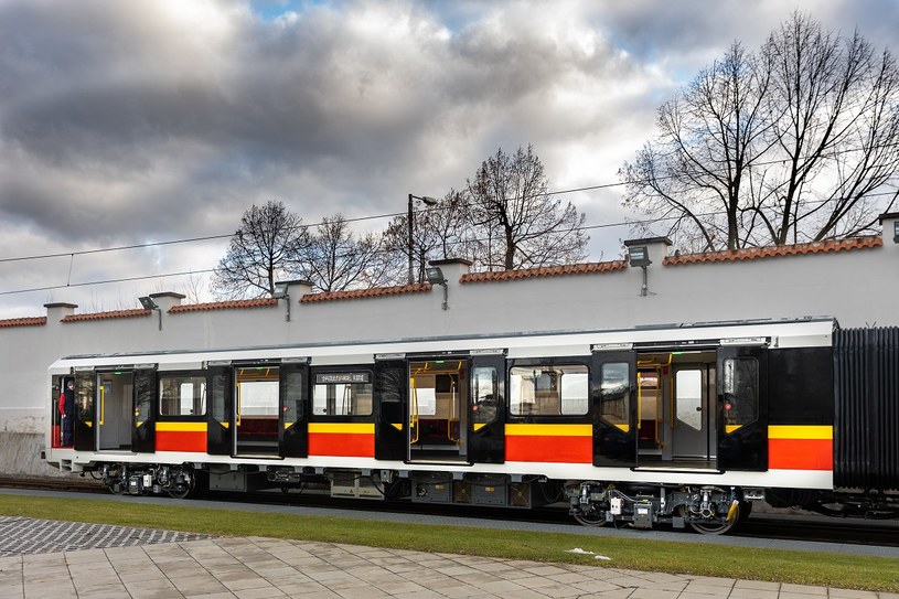 Tak prezentuje się pociąg metra, który od wiosny 2022 roku ma wozić mieszkańców Warszawy /Miasto Stołeczne Warszawa /Archiwum