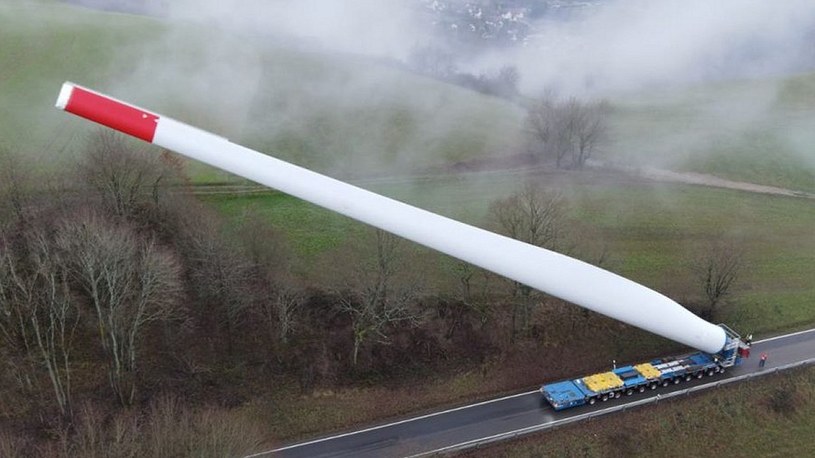 Tak przerażająco wygląda transport 67-metrowej łopaty wirnika turbiny wiatrowej /Geekweek