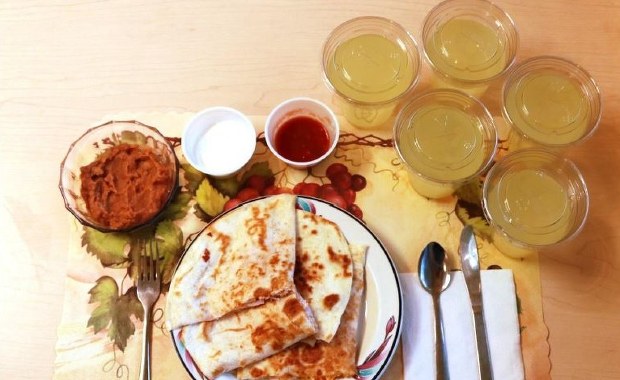 Tak. Przetworzone jedzenie idzie nam w biodra. I brzuchy...