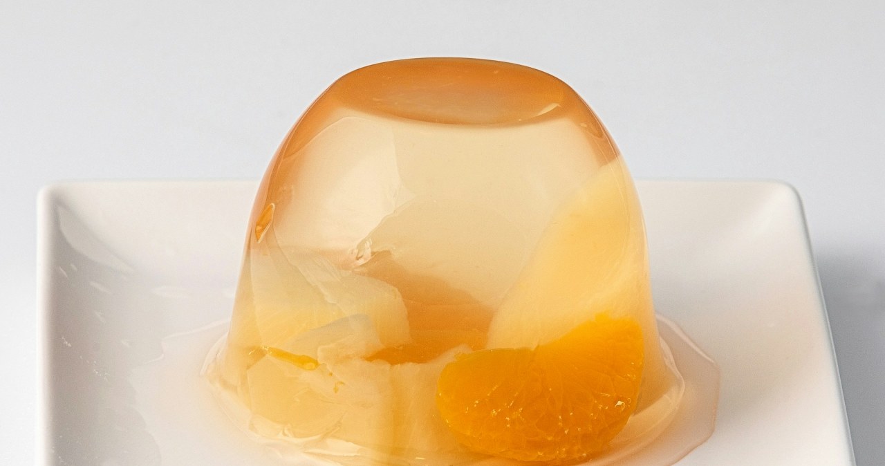 Tak przygotowana galaretka owocowa zachowuje cały urok klasycznego deseru z PRL /Charles Chen /unsplash.com