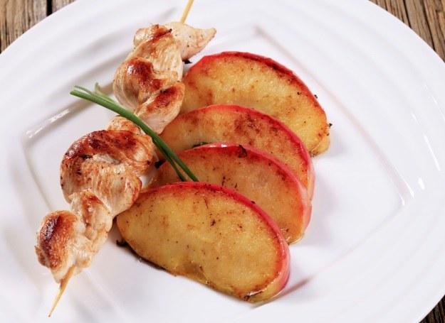 Tak przygotowane jabłka są idealnym dodatkiem do szaszłyków /123RF/PICSEL