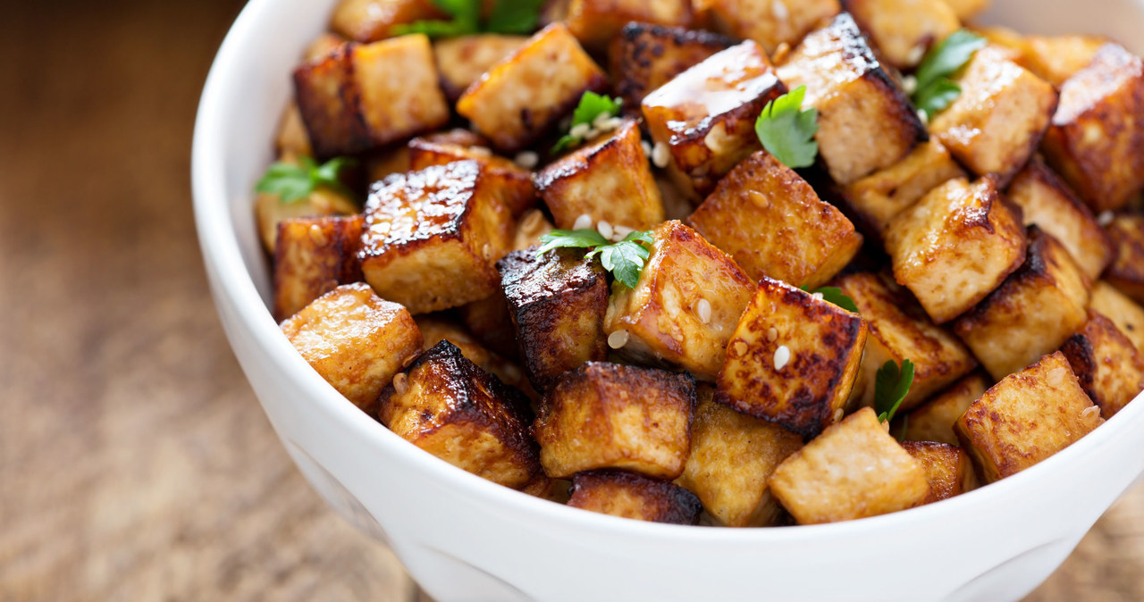 Tak przygotowane tofu, idealnie sprawdzi się do dań z ryżem /123RF/PICSEL