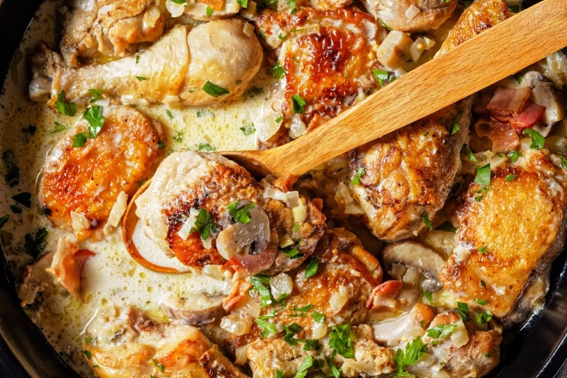 Tak przygotowany kurczak rozpływa się w ustach. Zapiecz go z pieczarkami