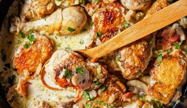 Tak przygotowany kurczak rozpływa się w ustach. Zapiecz go z pieczarkami 