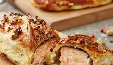Tak przygotowany łosoś znika w kilka chwil. Owinięty ciastem francuskim smakuje niesamowicie