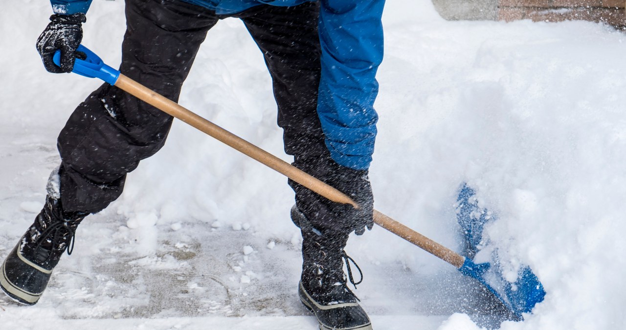 Tak przyspieszysz i ułatwisz sobie odśnieżanie. Wystarczy, że zrobisz to z łopatą do śniegu /123RF/PICSEL