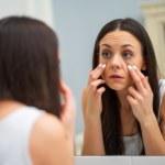 Tak przywrócisz blask spojrzeniu. Zamiast ogórka, połóż na oczach to 