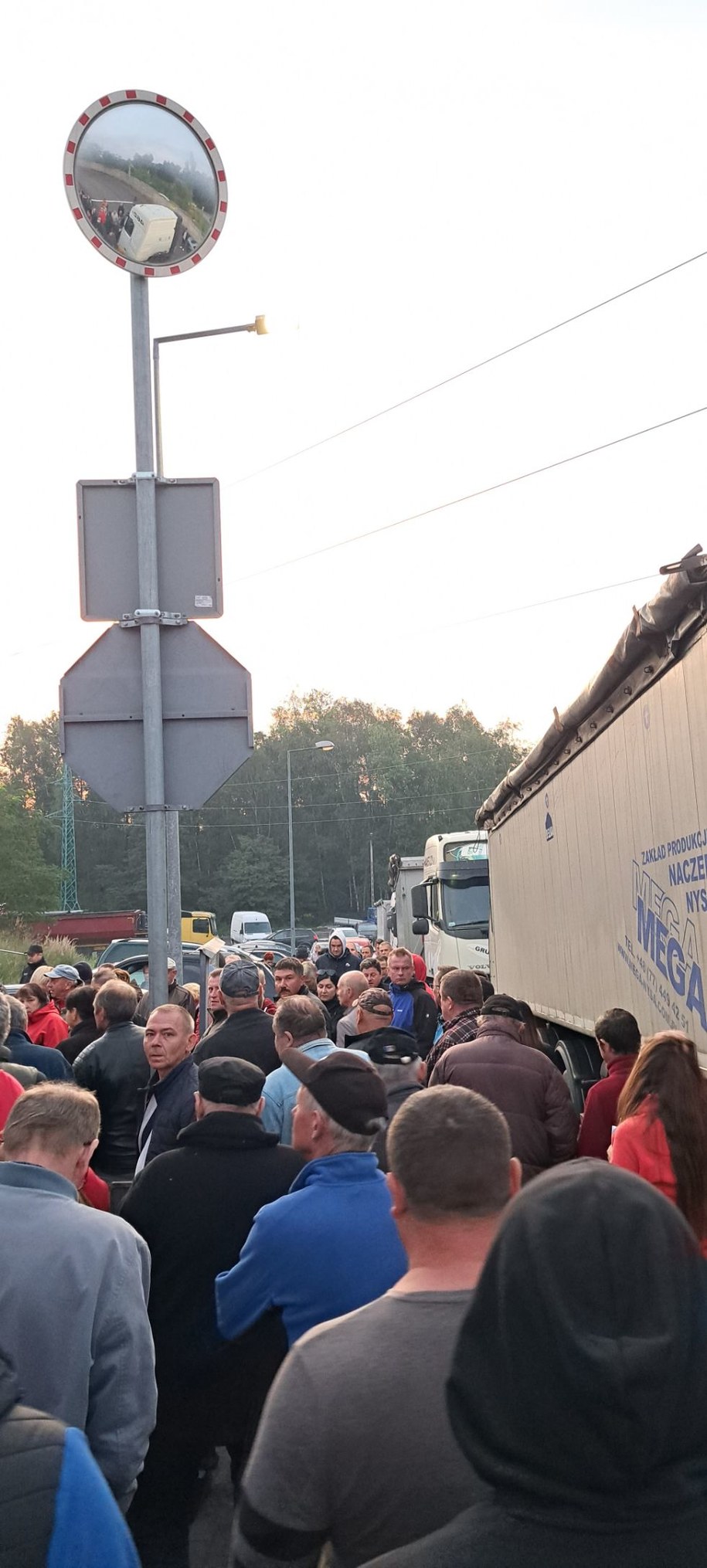 Tak rano wyglądała kolejka do biura kopalni "Janina" w Libiążu /Gorąca Linia RMF FM