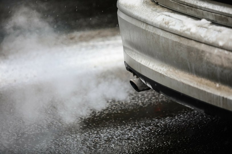Tak się chętnie ilustruje informacje smogowe. A to tylko para wodna, emitowana zimą również przez najnowsze samochody /Adam Burakowski /Reporter