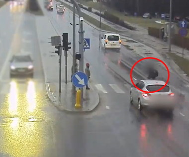 Tak się śpieszył na tramwaj, że wbiegł pod auto