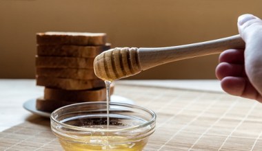 Tak sprawdzisz, czy miód jest naturalny. Więcej nie dasz się nabrać