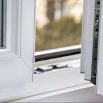 Tak sprawdzisz, czy okna są szczelne. Wystarczy, że położysz to na parapecie