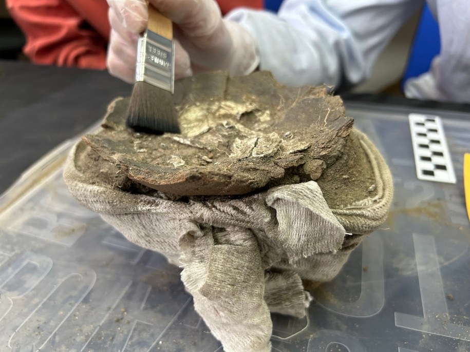 Tak stare znalezisko kruszy się pod naciskiem pędzla. /Aneta Łuczkowska, RMF FM /RMF FM - reporter